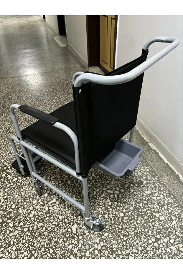 Tekerlekli hasta klozetin ön görünümü