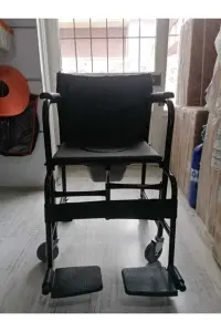 Tekerlekli hasta klozetin detaylı çekimi
