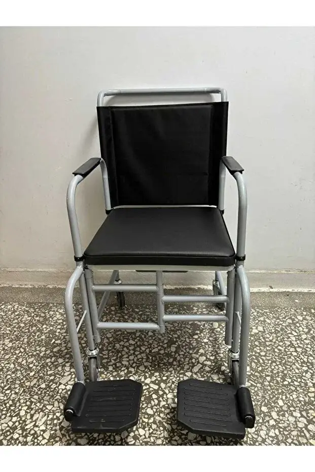 Medikaltec siyah-mavi ev tipi tekerlekli sandalye banyo arabası ön görünüm