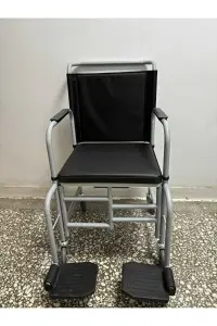 Medikaltec siyah-mavi ev tipi tekerlekli sandalye banyo arabası ön görünüm