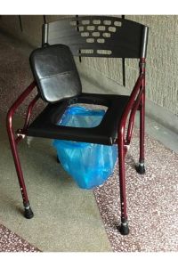 Medikaltec Deri Döşemeli Hasta Tuvaleti Klozeti Sandalyesi Seyyar Tuvalet Kamp Tuvaleti Taşınabilir - Görsel 1