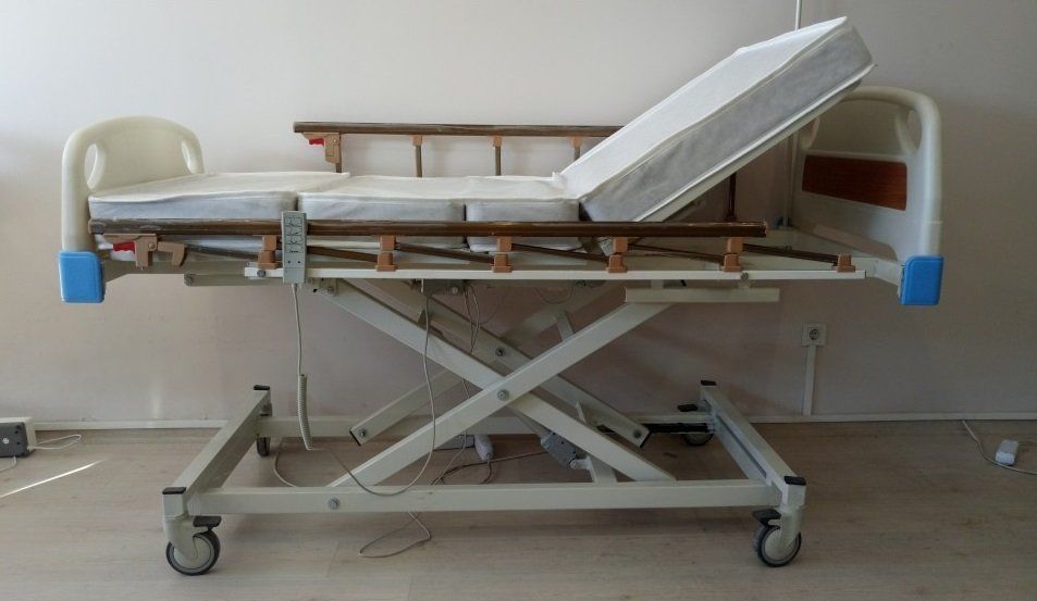 Medikaltec 3 Motorlu ABS Tabanca Ve Asansörlü Hasta Karyolası + 4 Parçalı Yatak
