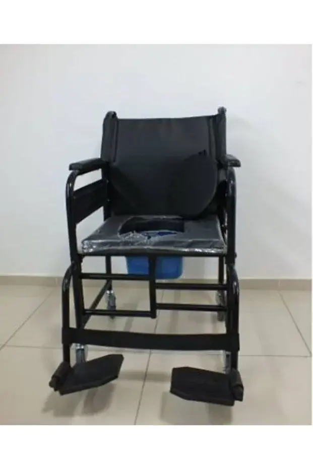 Tekerlekli banyo tuvalet sandalyesi ön görünüm