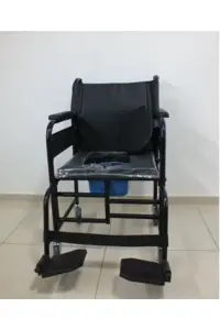Tekerlekli banyo tuvalet sandalyesi ön görünüm