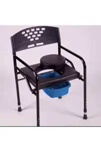 Deri döşemeli hasta tuvaleti sandalyesinin ön görünümü